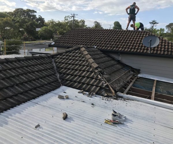 Tingira-Heights-Roof-Replacement-Hunterline-Roofing_old-roof-2